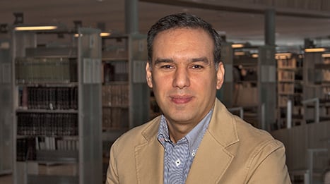 Tutkija Shahriar Ghahremanian kirjastossa