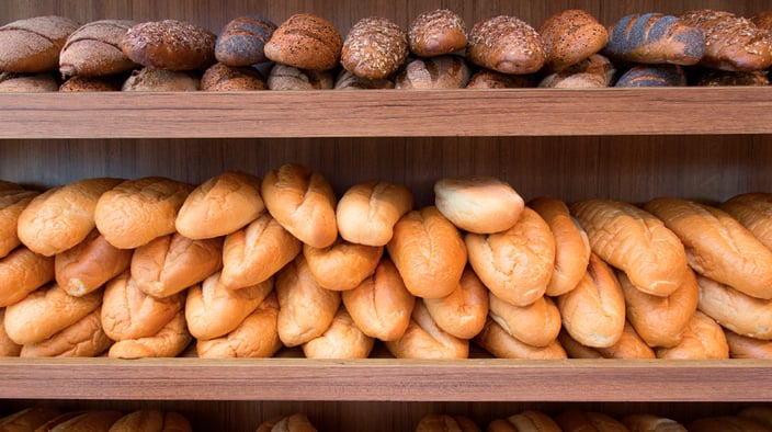 Leipiä ja sämpylöitä leipomon hyllyillä