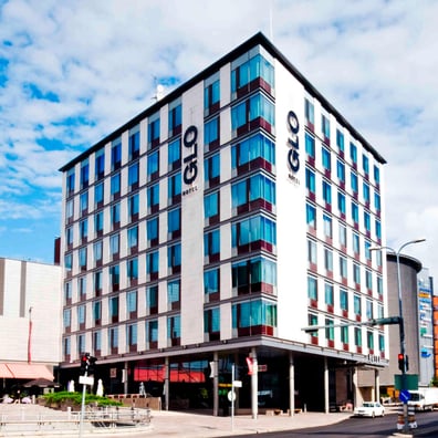 GLO Hotel Sellon lasijulkisivuinen hotellirakennus