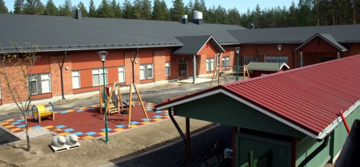 Honkalampikeskuksen tiilirakennus ja leikkipaikka