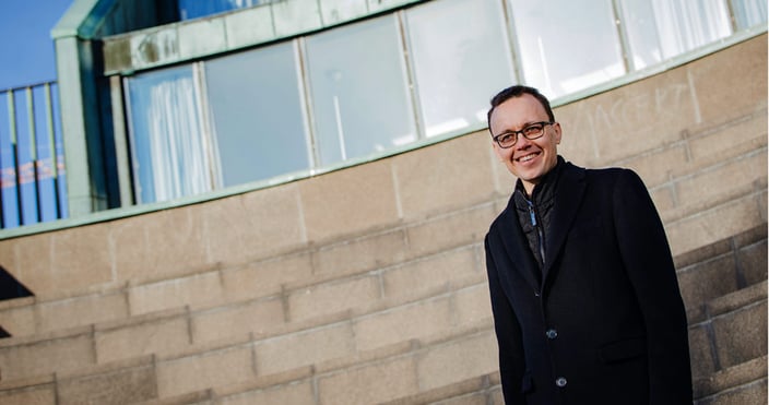 Paloprofessori Simo Hostikka rakennuksen edustalla