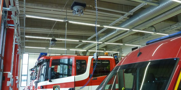 Paloaseman halli ja paloautoja