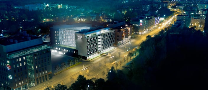 Ilmakuva Valo Hotel Helsingistä iltavalaistuksessa